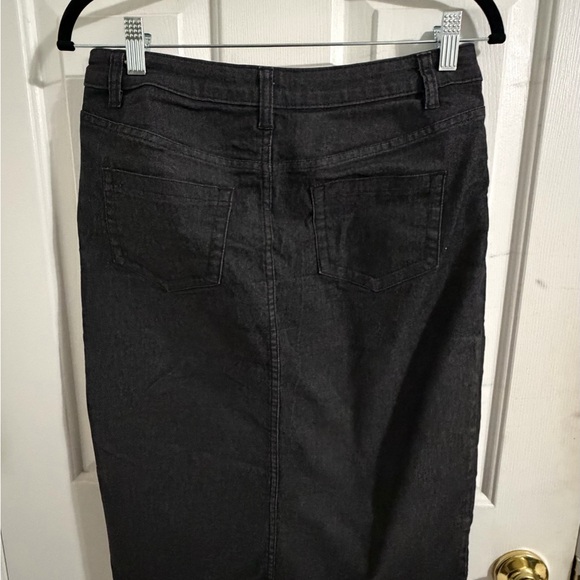 Chic Black Denim Pencil Skirt - Picture 4 of 5
